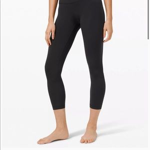 black Lulu crop aligns